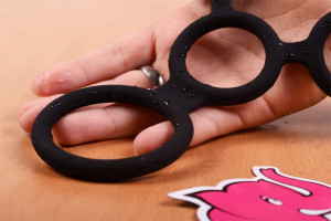 Bondage erekciós gyűrű - a kézben