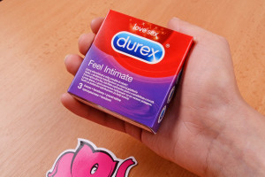 Durex Feel Thin Extra Lubricated - krabička v ruke (staršie krabička)