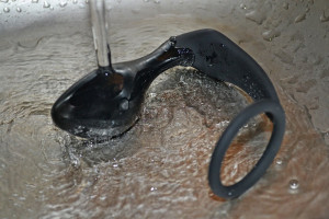 Anální kolík s erekčním kroužkem Ring & Plug, pod proudem vody