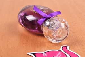 Parfüm Obsessive Fun – részlet az üveg kupakján