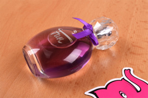 Parfém Obsessive Fun – pohled na lahvičku zprava