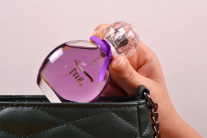 Parfém Obsessive Fun – detail vkládání lahvičky do kabelky