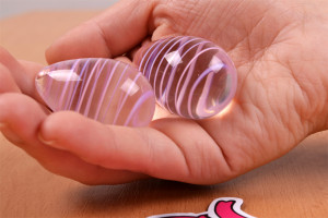 Vajíčka Pure Glass - detailný záber na vajíčka v ruke