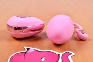 Pink Love vezeték nélküli vibrációs tojás, az asztalon