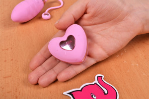 Pink Love vezeték nélküli vibrációs tojás, kontroller a kézben