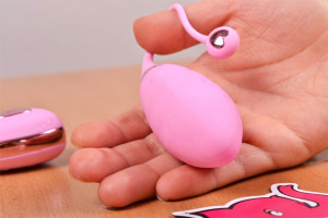 Vezeték nélküli vibrációs tojás Pink Love, a kézben
