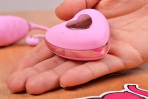 Pink Love vezeték nélküli vibrációs tojás, kontroller a kézben