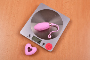 Vezeték nélküli vibrációs tojás Pink Love, kontroller nélküli mérlegen