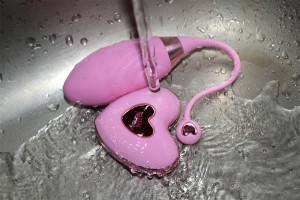 Bezdrátové vibrační vajíčko Pink Love, pod tekoucí vodou