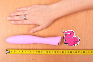 Silikonový vibrátor Pink Lover, celková velikost s rukou