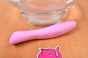 Pink Lover szilikon vibrátor, egy tál víz mellé