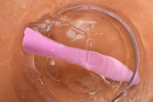 Silikonový vibrátor Pink Lover, ve vodě