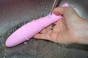 Silikonový vibrátor Pink Lover, pod tekoucí vodou
