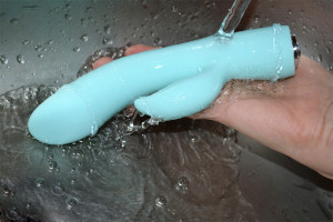 Vibrátor s výbežkom na klitoris Turquoise Diamond - umývanie