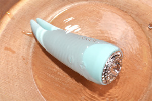 Masažní vibrátor s oušky Turquoise Diamond – test vodotěsnosti
