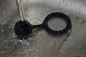 Erekční kroužek Bubble Blower – omývání kroužku pod tekoucí vodou
