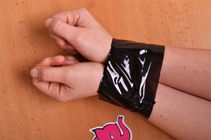 Bondážna páska Noir - zviazané ruky páskou