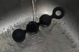 Fekete Trio anális golyók - folyó víz alatti mosás