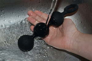 Fekete Trio anális golyók - folyó víz alatti mosás