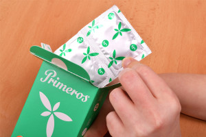 Primeros Tea Tree - vyťahovanie kondómu z krabičky
