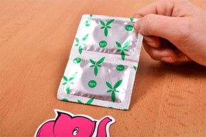 Primeros Tea Tree - kondómy vytiahnuté z krabičky