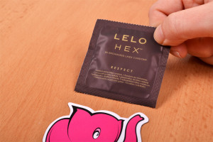 LELO Hex Respect XL – kondom vytažený z krabičky