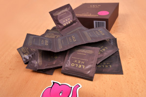 LELO Hex Respect XL - kondómy vytiahnuté z krabičky