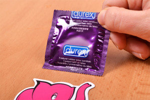 Durex Mutual Pleasure - kondóm vytiahnutý z krabičky