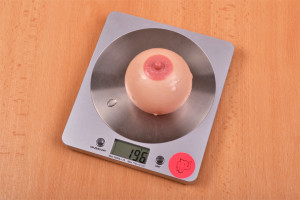 Antistresové prso Jenny – vážíme pomůcku, stolní váha ukazuje 196 g