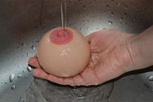 Antistresové prso Jenny - omývanie prsia pod tečúcou vodou