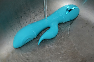 Tiffany Dream szilikon vibrátor - a vibrátor mosása folyó víz alatt