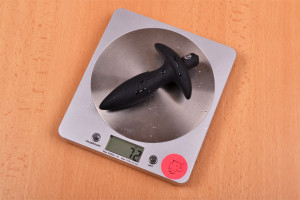 Vibráló anális dugó Stinger - egy kisebb tűt mérünk, az asztali súly 72 g-ot mutat