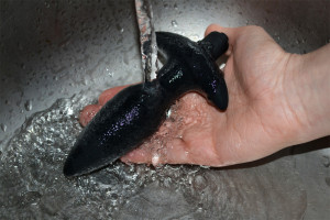 Vibráló anális dugó Stinger - a tű mosása a kézben