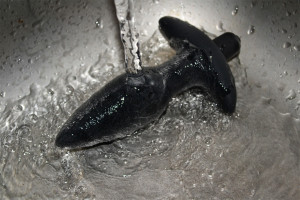 Vibráló anális dugó Stinger - a tű lemosása folyó víz alatt