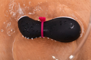 Satisfyer Pro Penguin - egy eszköz egy tartályban vízzel