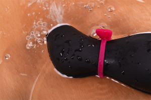 Satisfyer Pro Penguin - egy eszköz egy tartályban vízzel