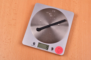 Silikónový dilatátor Pissing Game - vážime dilatátor, stolný váha ukazuje 5 g