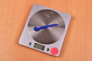 Blue Stick szilikon tágító - lemérjük a tágítót, az asztali súly 6 g-ot mutat