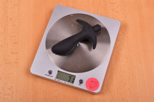 Vibračný análny kolík Prostate Jet - vážime kolík, stolný váha ukazuje 71 g