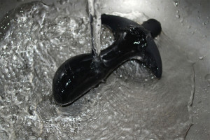 Vibrační anální kolík Prostate Jet – omývání kolíku pod tekoucí vodou