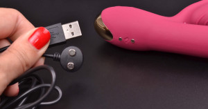 Vibrátor Chic Girl kiemelkedéssel, USB csatlakozóval