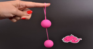 Venušiny kuličky Pinky Balls, zavěšené na prstu