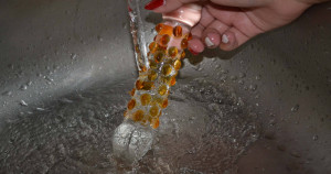 Üveg Dildo Orange, folyó víz alatt