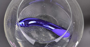 Plastový vibrátor Purple Lightning, vibrace v nádobě s vodou