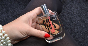 Női Eau Yes Amorelie parfüm feromonokkal, kézben