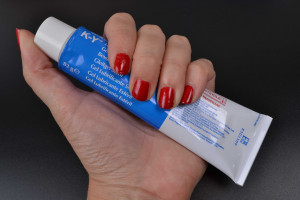 Sterilní lubrikační gel K–Y Jelly (82 g), v ruce