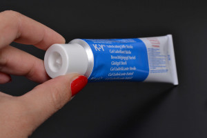 Sterilní lubrikační gel K–Y Jelly (82 g), uzávěr