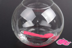 Silikonový vibrátor Divine G-Vibe, v nádobě s vodou, starší růžová verze