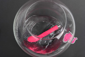 Silikónový vibrátor Divine G-Vibe, v nádobe s vodou, staršie ružová verzia