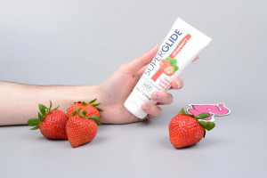 SUPERGLIDE jahodový lubrikační gel Strawberry (75 ml), v ruce